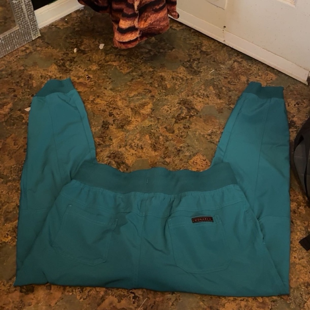 Woman’s Set of Scrubs - Picture 3 of 4